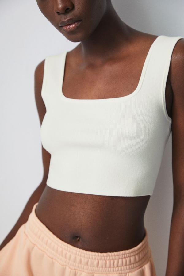 Top cropped de canalé blanco (rebajado a 8,99 euros).