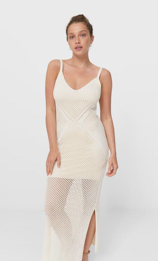 Este vestido midi de tirantes tejido a crochet cuenta con detalle calado y escote de pico. Tiene un precio de 25,99 euros.