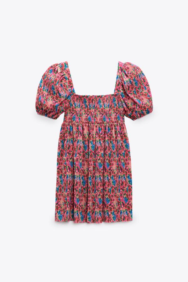 Mini vestido con estampado de flores de Zara (25,99 euros)