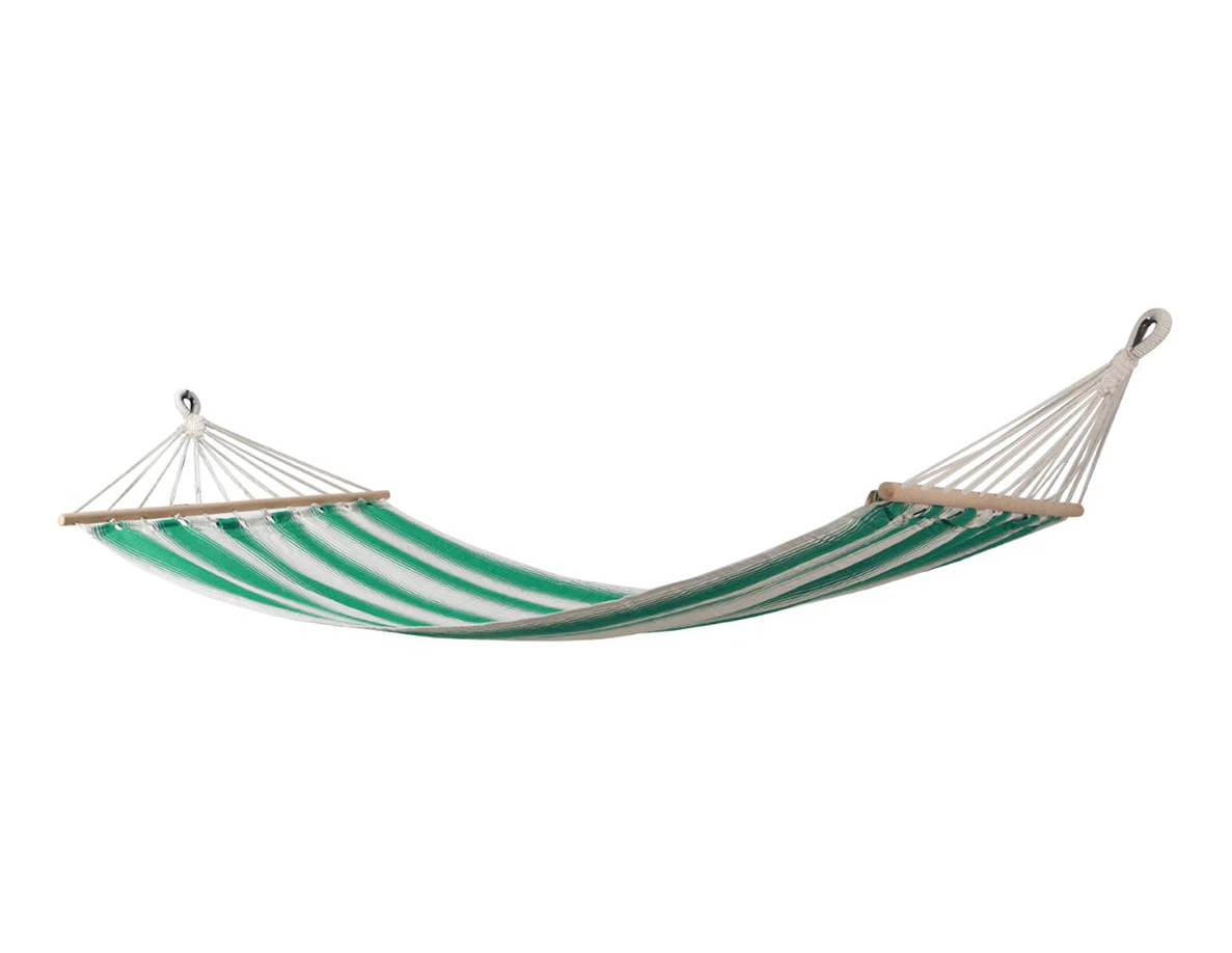 Esta hamaca colgante de inpiración retro disponible en tres colores, de El Corte Inglés (22.95 euros).