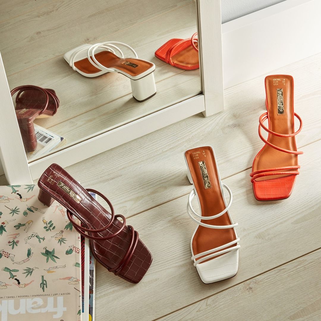 Estas sandalias de tacón midi con efecto piel de cocodrilo en tres colores diferentes que, además de muy sofistcadas, son comodísimas. Precio: 12 euros.