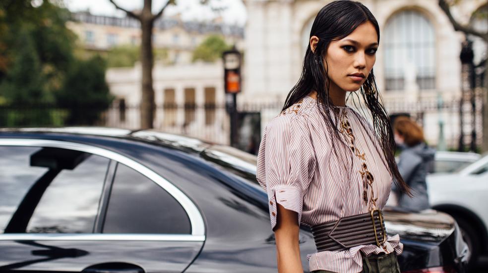 Así se llevan la camisas y blusas oversize de Mango: el look cómodo con un plus de estilazo que además rejuvenece