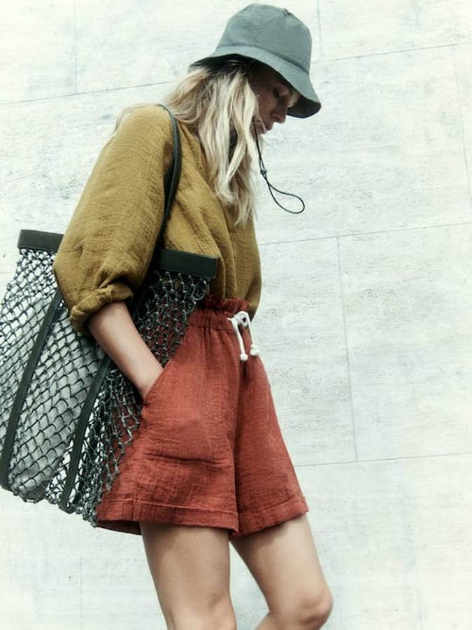 En color teja, con dos bolsillos laterales y dos bolsillos de plastrón en la espalda, estas bermudas con cintura elástica ajustable con cordón a contraste tiene un precio de 59,95 euros y está disponible entre las tallas 34 y 42. 