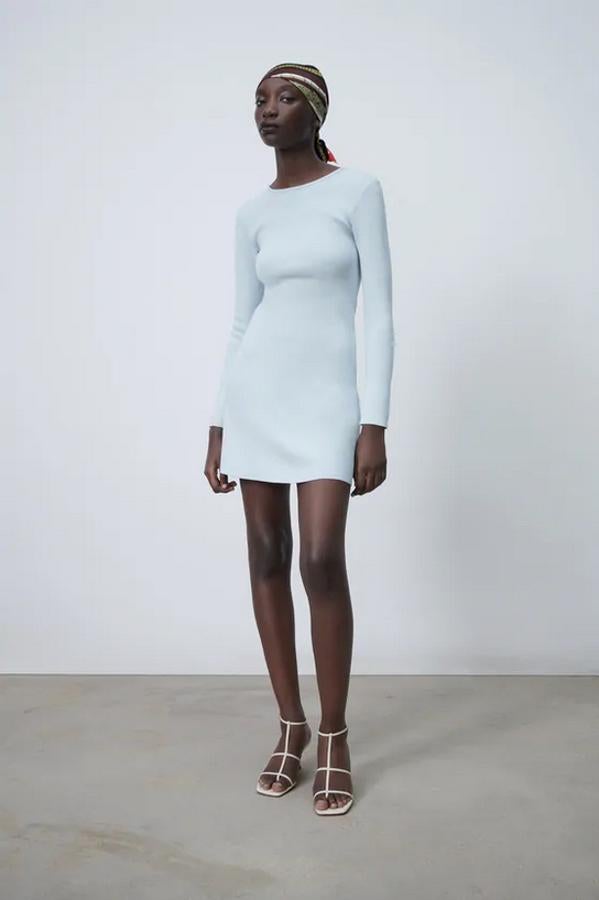 De cuello redondo y magas largas, este vestido de punto fino en azul claro viene con bajo acabado en evasé y cierre en la espalda con abertura y botón. Disponible en las tallas S, M y L, de 25,95 euros ha pasado a costar 9,99 euros. 