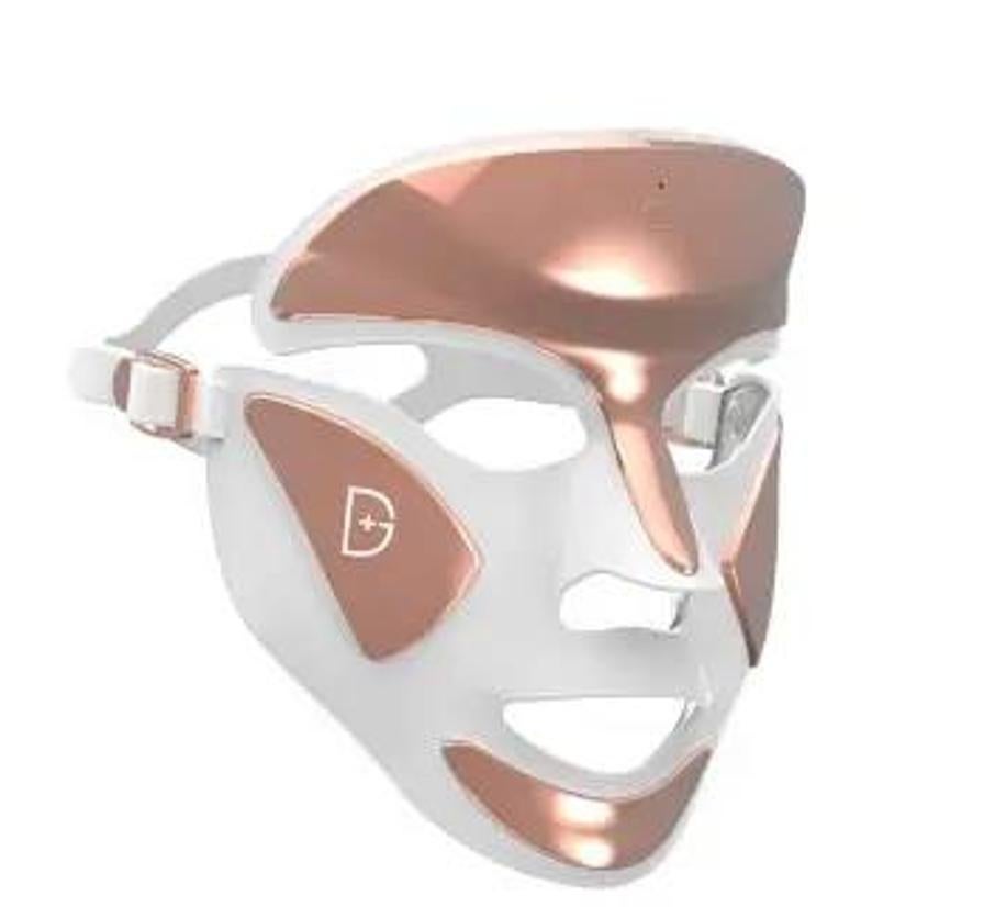 Con tres tipos de luces para tratar diferentes aflicciones del rostro. La luz roja estimula la producción de colágeno. La luz azul elimina bacterias y difumina líneas, así como reduce inflamación y ayuda a la despigmentación. Por último, una combinación de ambas. Una terapia ampliamente recomendada por expertos que solo tarda 3 minutos.