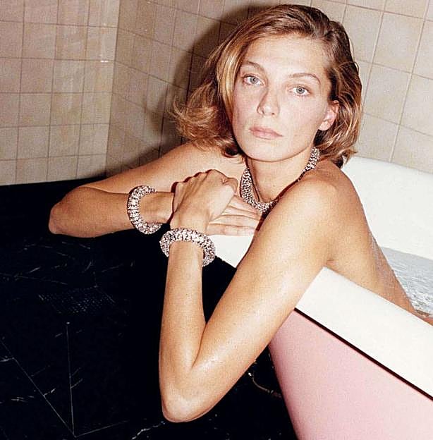 Imagen principal - El esperado regreso de Phoebe Philo a la moda ya es un hecho