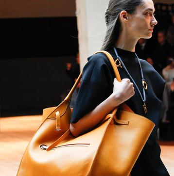 Imagen secundaria 1 - El esperado regreso de Phoebe Philo a la moda ya es un hecho