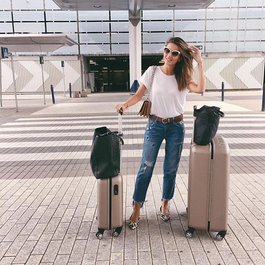 Camiseta de color blanco + vaqueros con rotos + bailarinas print animal