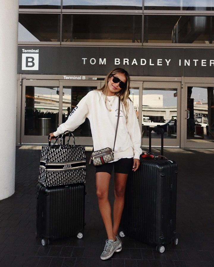 Sudadera con mensaje + shorts de color negro + bolso bandolera