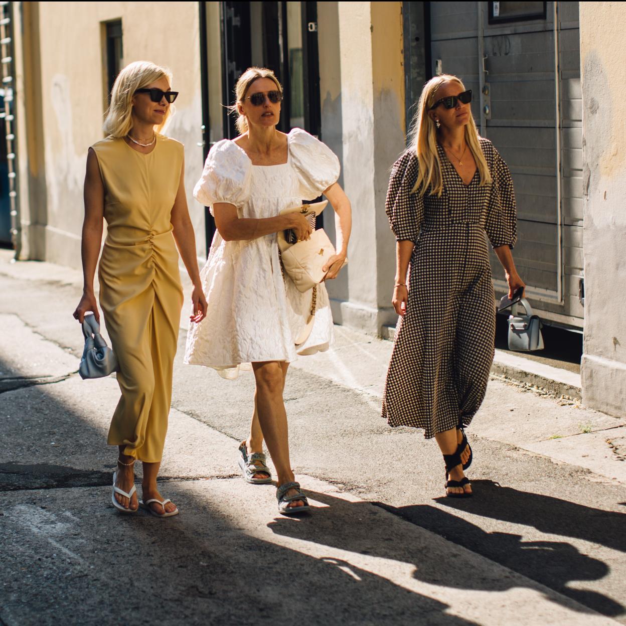 Este vestido con estampado de rayas de Zara alarga la silueta visualmente y estiliza un montón