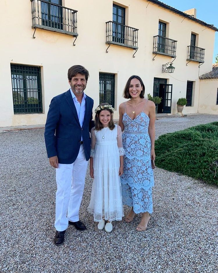 Aunque esta vez lo eligió para una comunión, este vestido de encaje azul bebé de Self Portrait de Tamara Falcó es pefecto para un look de invitada de boda de día.
