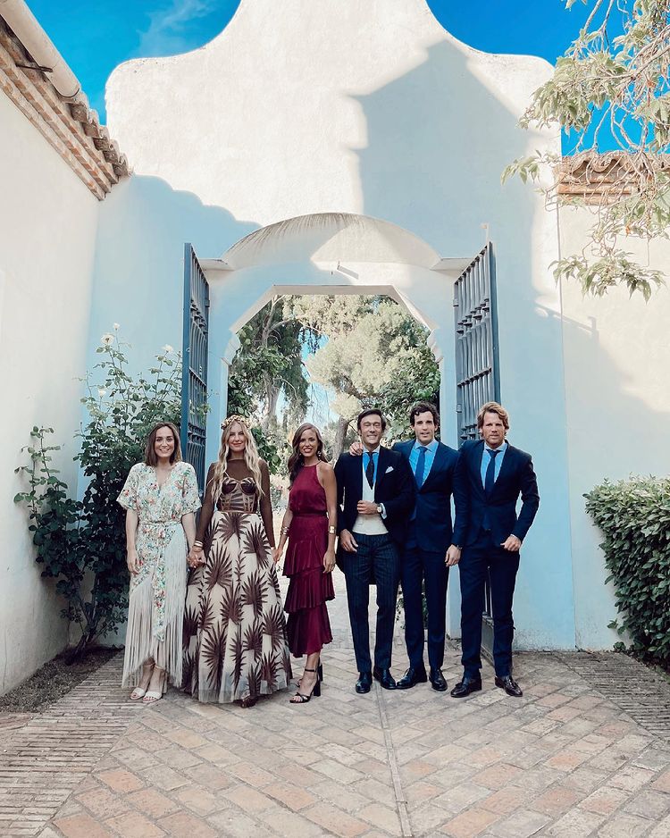 A principios de verano, Tamara Falcó disfrutó de la boda de otros amigos con un vestido de invitada 'low cost' de Coosy (180 euros). De estilo mantón de Manila, con flecos, estampado floral y silueta 'wrap', el vestido de la Marquesa de Griñón ya tiene lista de espera.