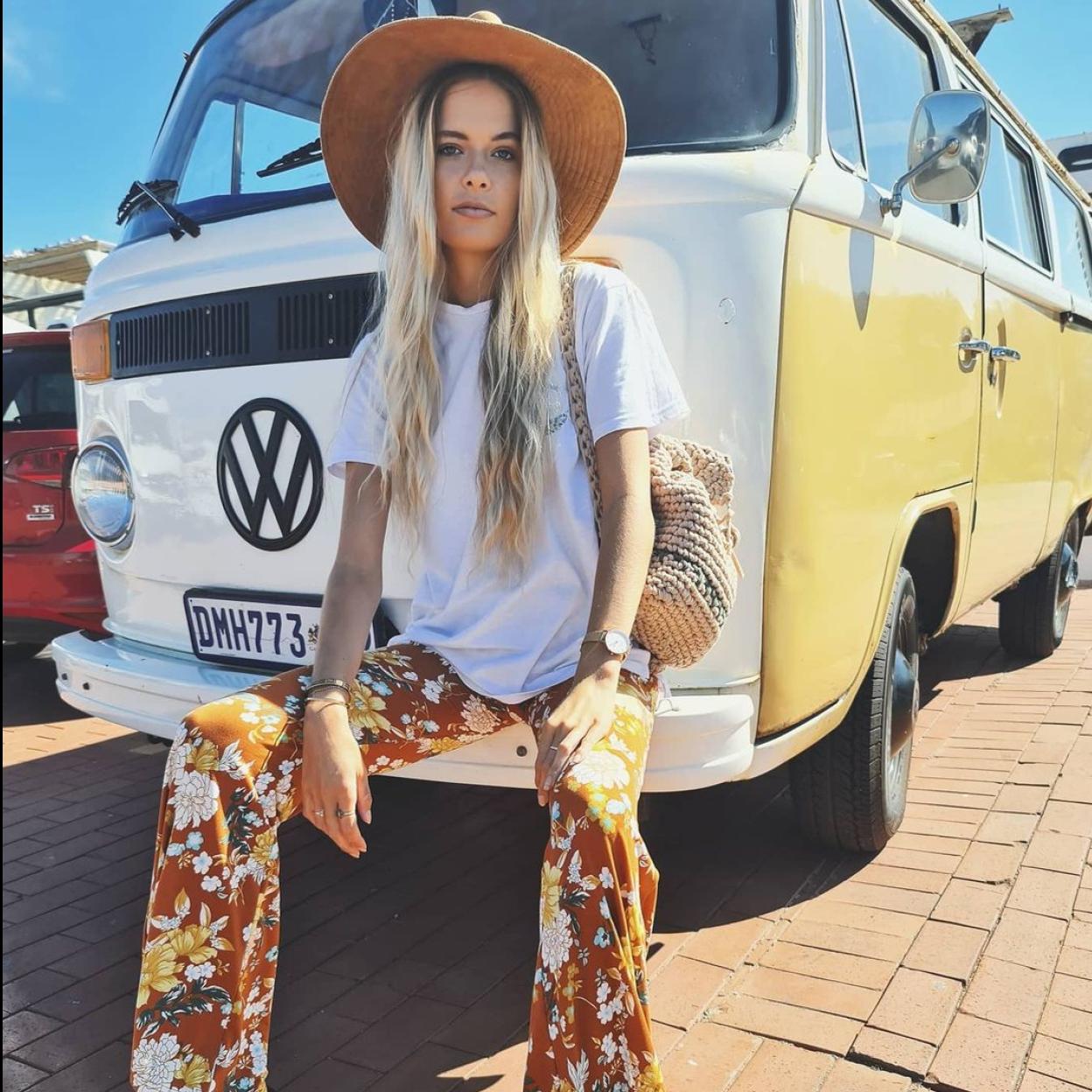 Pincha en la imagen para descubrir los pantalones cortos que más estilizan y puedes encontrar en las rebajas por menos de 16 euros.