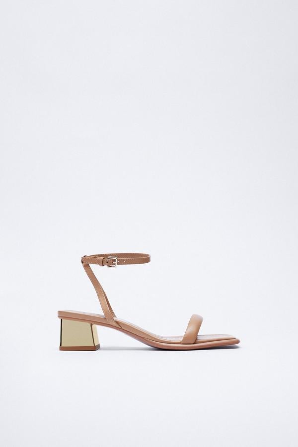 Sandalias con pulsera y tacón dorado de Zara (39,99 euros)