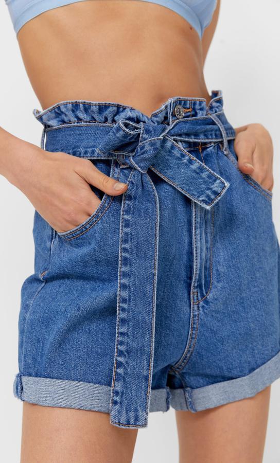 Diseño baggy en denim medio para estos shorts de tiro alto con cintura elástica de Stradivarius que viene con cinturón extraíble a tono y también podemos encontrar en color vainilla. Costaban 19,99 euros y ahora están por 12,99 euros. 