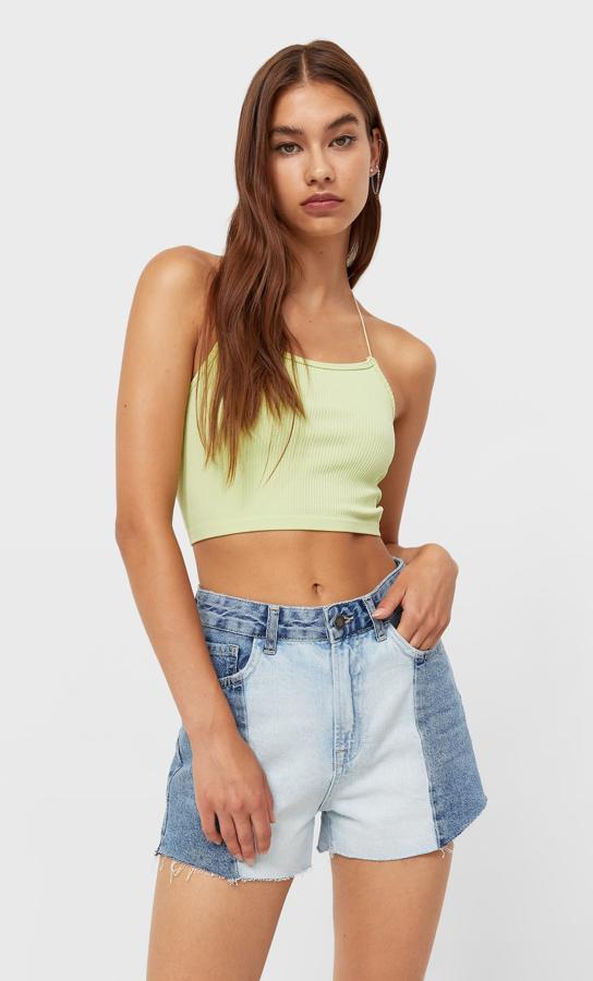 De tiro alto y cinco bolsillos, estos shorts denim de Stradivarius con diseño patchwork en dos tonos de azul combinado tenían un precio de 19,99 euros y ahora podemos encontrarlos por 12,99 euros. 