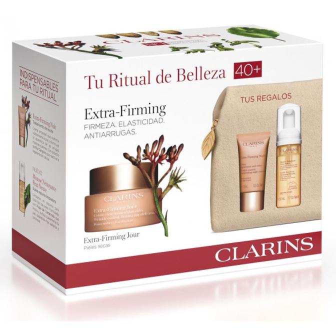 Las pieles secas están de suerte porque hay un neceser (52,20 euros) que te salvará todo el verano y es de Clarins. Contiene una crema de día para pieles secas, crema de noche y un limpiador de cara en formato espuma.