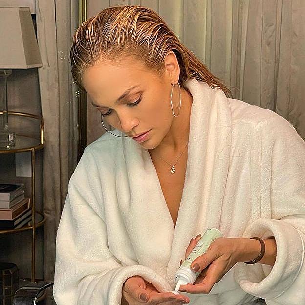 Jennifer López siempre hace una limpieza exhaustiva de su rostro para evitar impurezas