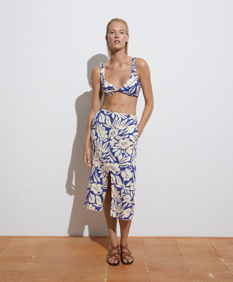 Falda midi con estampado vegetal en tonos azules de Oysho (29,99 euros)
