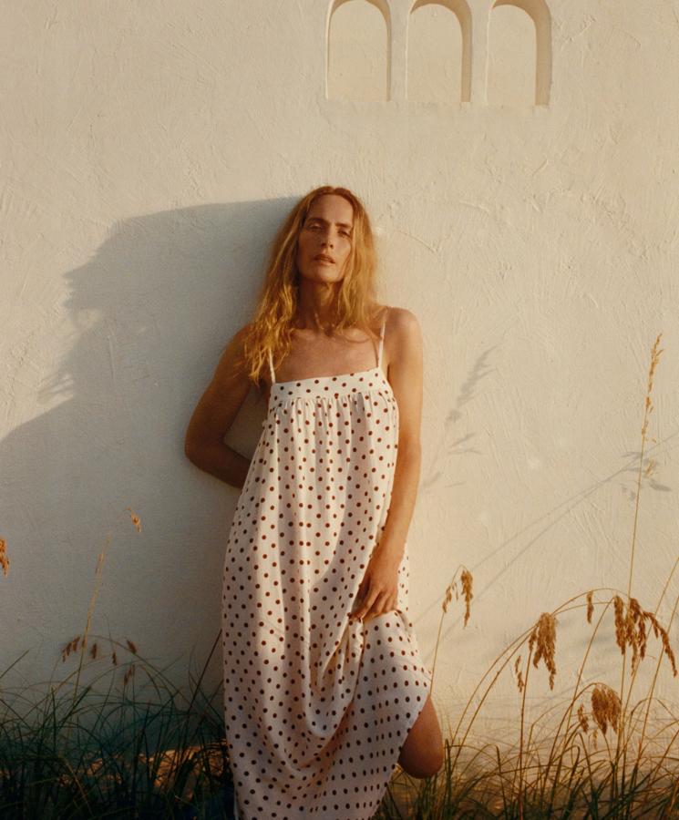 Vestido de tirantes con estampado de lunares de Oysho (39,99 euros)