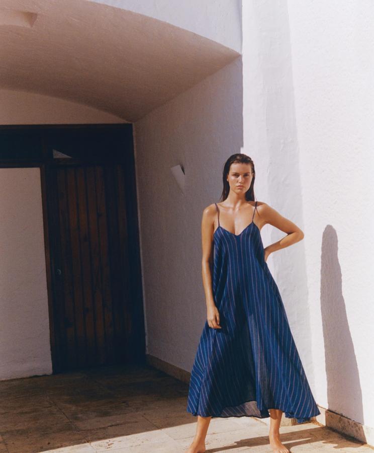 Vestido midi con estampado de rayas de Oysho (29,99 euros)