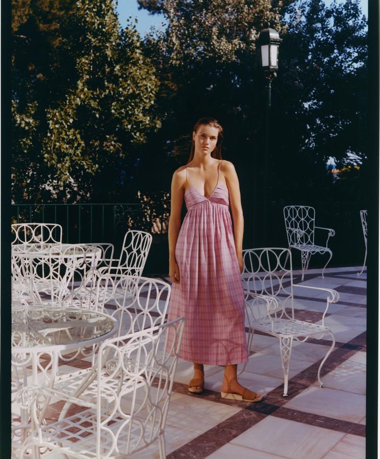 Vestido midi con estampado de cuadros en rosa de Oysho (39,99 euros)