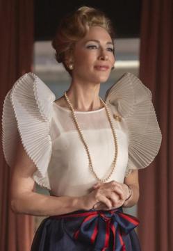 Imagen secundaria 2 - De arriba a abajo, fotogramas de The Crown, Por qué matan las mujeres y Mrs America.