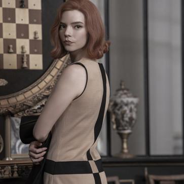 Imagen secundaria 1 - De arriba a abajo, fotogramas de Killing Eve, Gambito de Dama y Emily in Paris.