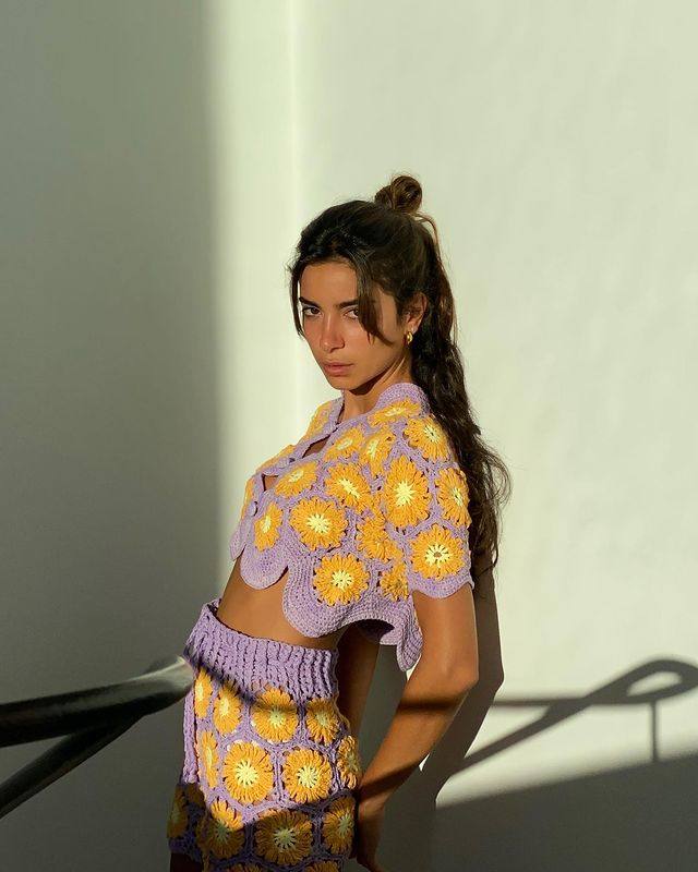 Un conjunto de 'crop top' y 'shorts' de crochet, de estilo hippie bohemio. No puede faltar en tu armario esta temporada.