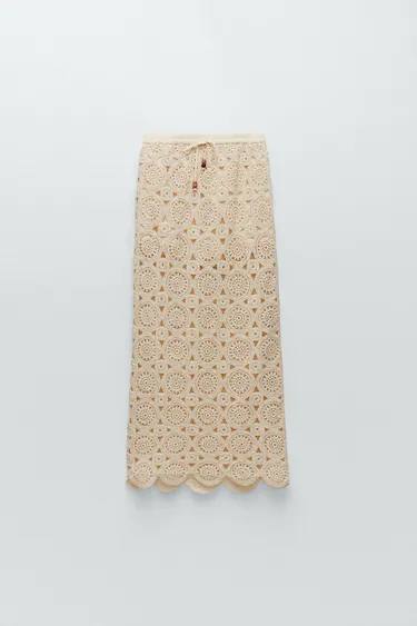 Falda larga de crochet, con tiro alto, en color arena.