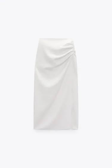 Falda midi de tiro alto y detalle de pliegues, con abertura lateral, en color crudo.