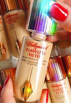 Imagen secundaria 2 - Los labios con volumen fueron los protagonistas de look beauty de Ester Expósito.