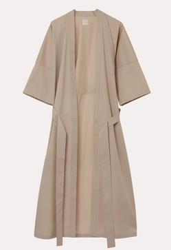 Imagen secundaria 2 - Así se ha convertido la bata en la prenda perfecta con la que serás la más elegante incluso fuera de casa