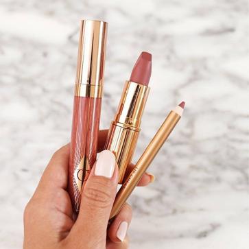 Imagen secundaria 1 - Los labios con volumen fueron los protagonistas de look beauty de Ester Expósito.