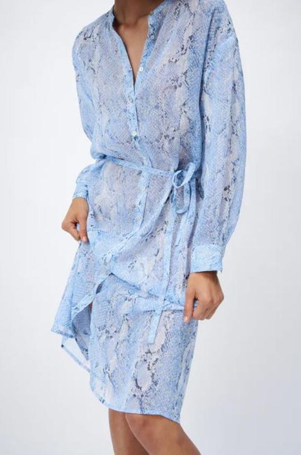 Vestido camisero azul (rebajado a 12,99 euros).