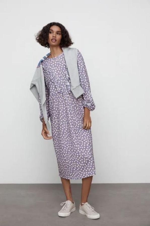 Vestido midi lila (rebajado a 9,99 euros).