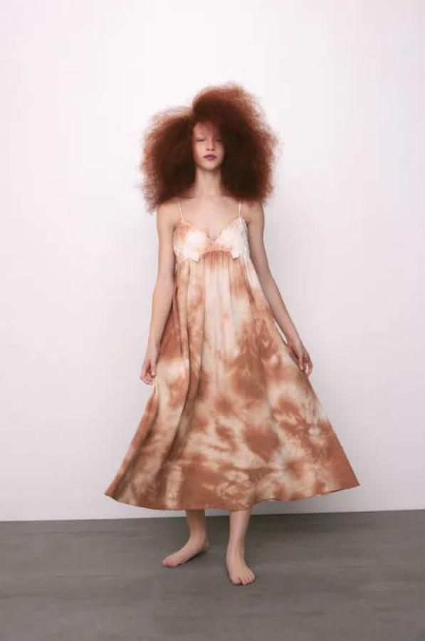Vestido midi de estampado die dye (rebajado a 12,99 euros).