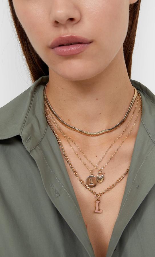 Compuesto por cuatro collares con inicial disponible en varios colores, este set tiene un precio de 7,99 euros.