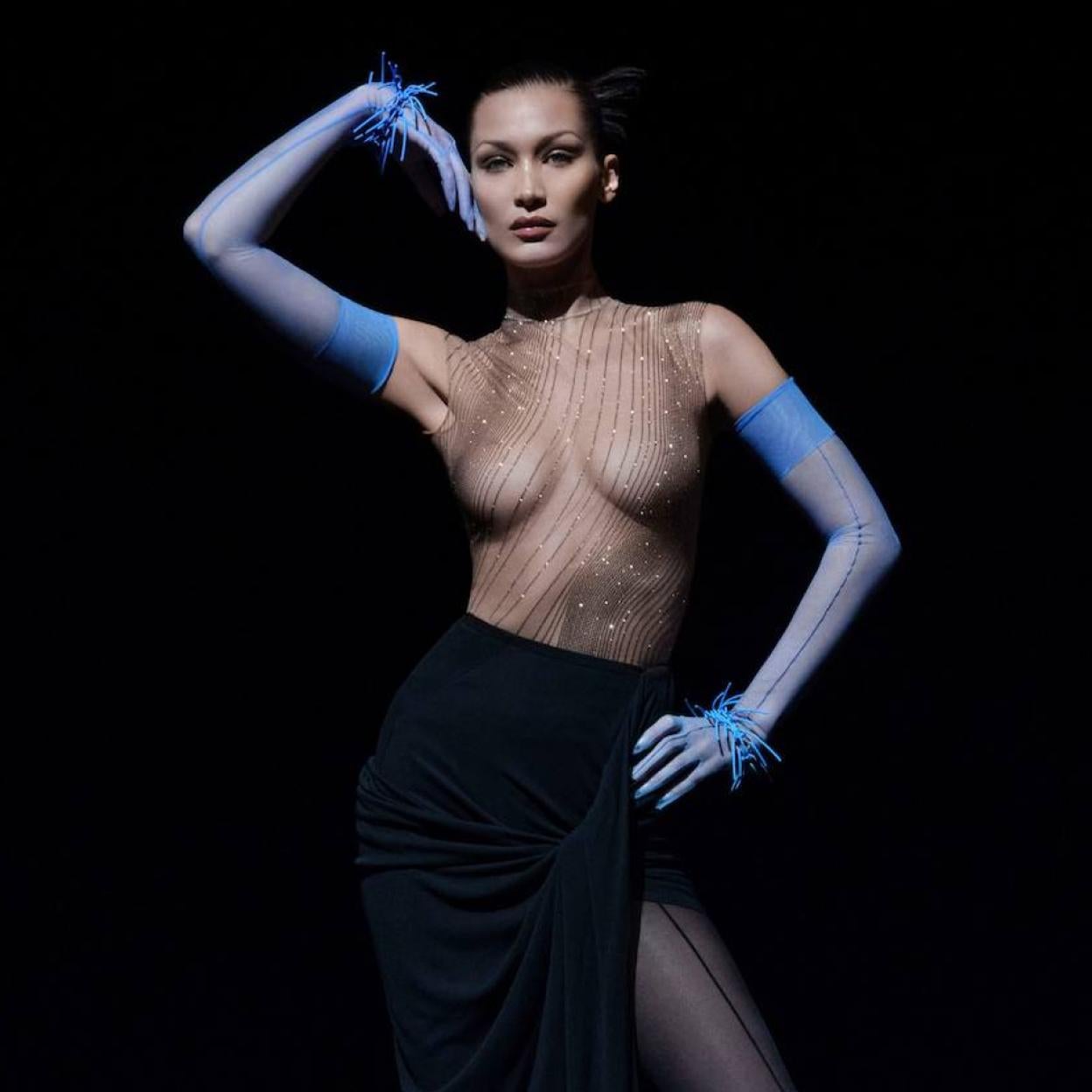 La modelo Bella Hadid con uno de los explícitos conjuntos de la colección de p/v 2021 de Mugler. Pincha en la foto para ver su look (y otros que han arrasado) en la alfombra roja de Cannes.