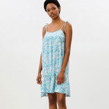 Imagen secundaria 1 - El vestido de diez euros de Lefties que lo tiene todo: cómodo, bonito, fresquito y muy barato