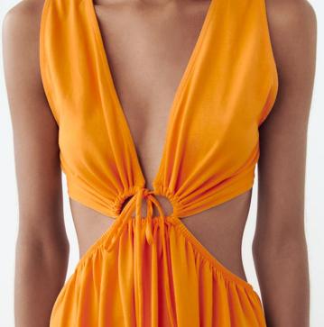 Imagen secundaria 1 - El vestido viral de Victoria Beckham que arrasa en Instagram sigue sumando copias porque es precioso y favorece muchísimo