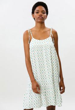 Imagen secundaria 2 - El vestido de diez euros de Lefties que lo tiene todo: cómodo, bonito, fresquito y muy barato