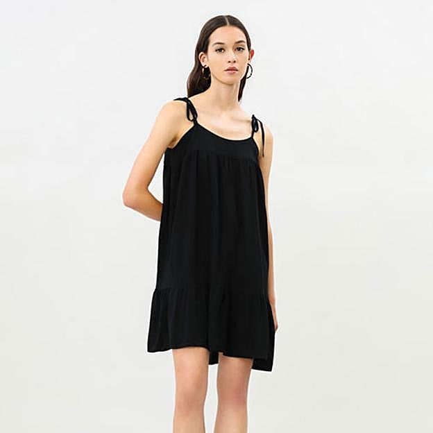 Imagen principal - El vestido de diez euros de Lefties que lo tiene todo: cómodo, bonito, fresquito y muy barato