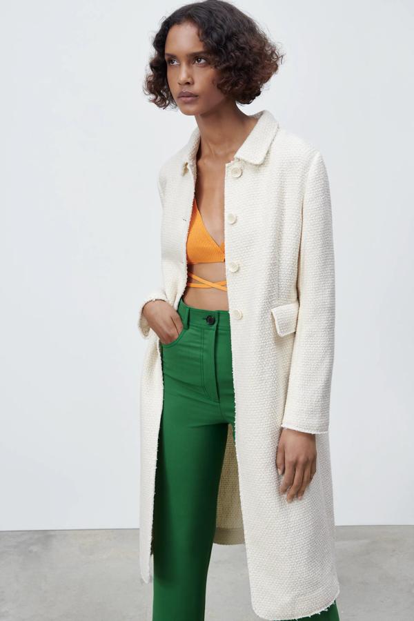 En color crudo, este abrigo con bolsillos delanteros con solapa y cierre con botones tiene un precio de 25,99 euros (antes 69,95 euros).