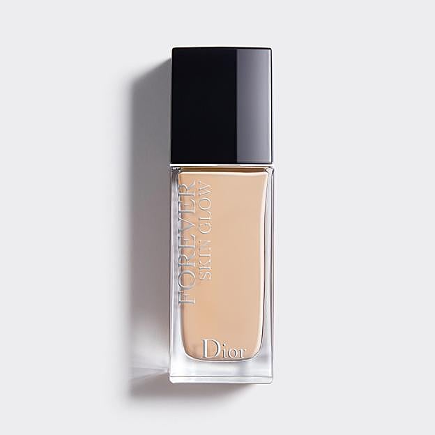 Base de maquillaje de larga duración Dior Forever Skin Glow, un fondo luminoso que dura 24h intacto y que se adapta a todo tipo de pieles por su alto poder hidratante y su acabado flexible.