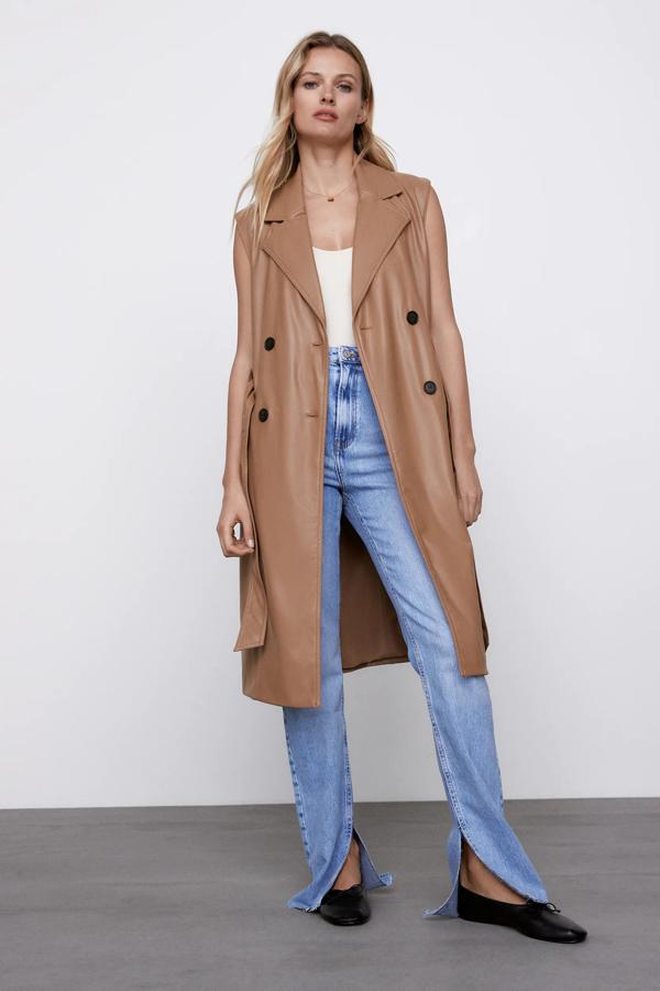 En color tostado, este chaleco largo de efecto piel y detalle de cinturón tiene un precio de 25,99 euros (antes 49,95 euros).