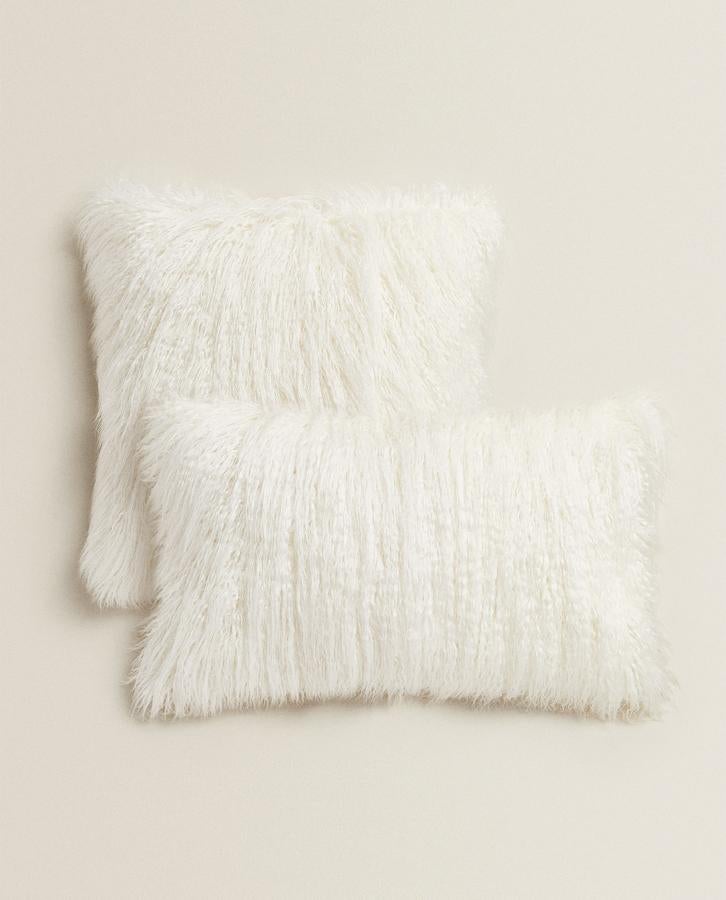 De pelo sintético en color blanco, esta funda de cojín está disponible en dos tamaños, 30x50 centímetros y 45x45 centímetros y tiene un precio rebajado de 12,99 euros. Es de Zara Home.