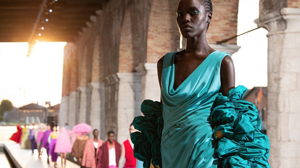 Valentino convierte en arte una colección de alta costura insuperable