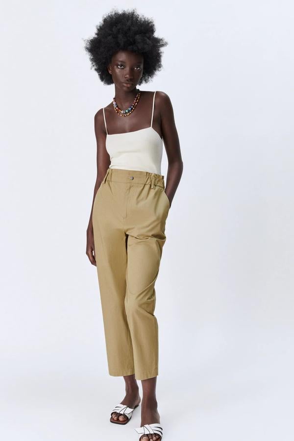 En color caqui, este pantalón paperbag de tiro alto con cintura elástica y frunces en la cintura tiene un precio de 9,99 euros (antes 22,95 euros).