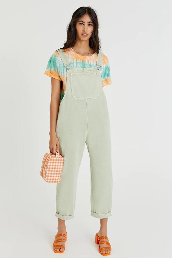 Disponible en verde o rosa pastel, este peto largo denim con diseño oversize tiene un precio de 25,99 euros.